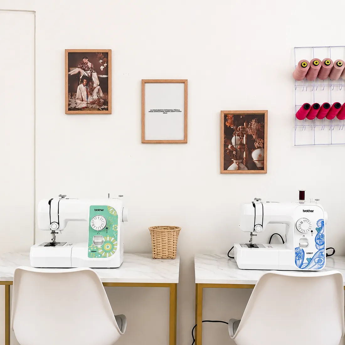 Máquinas de coser listas en el taller